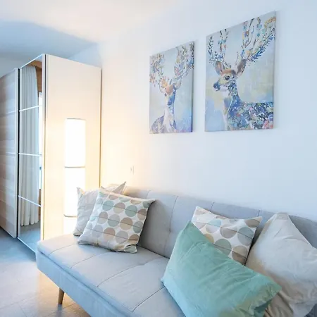 Agrimonia - Moebilierte Mit Balkon דירה