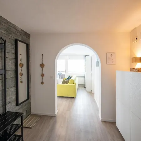 Agrimonia - Moebilierte Mit Balkon דירה